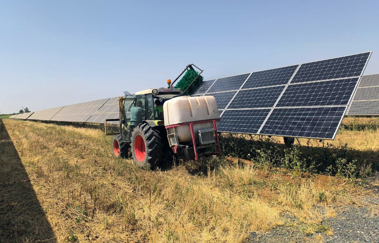 Trabajos de mantenimiento en la planta solar y su entorno