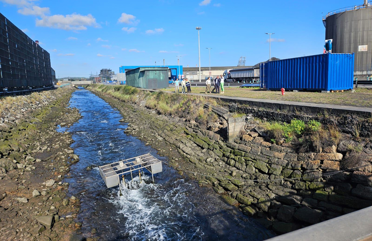 Visita a la planta piloto de HY4RES para uso portuario, que combina las energías eólica, solar e hidráulica