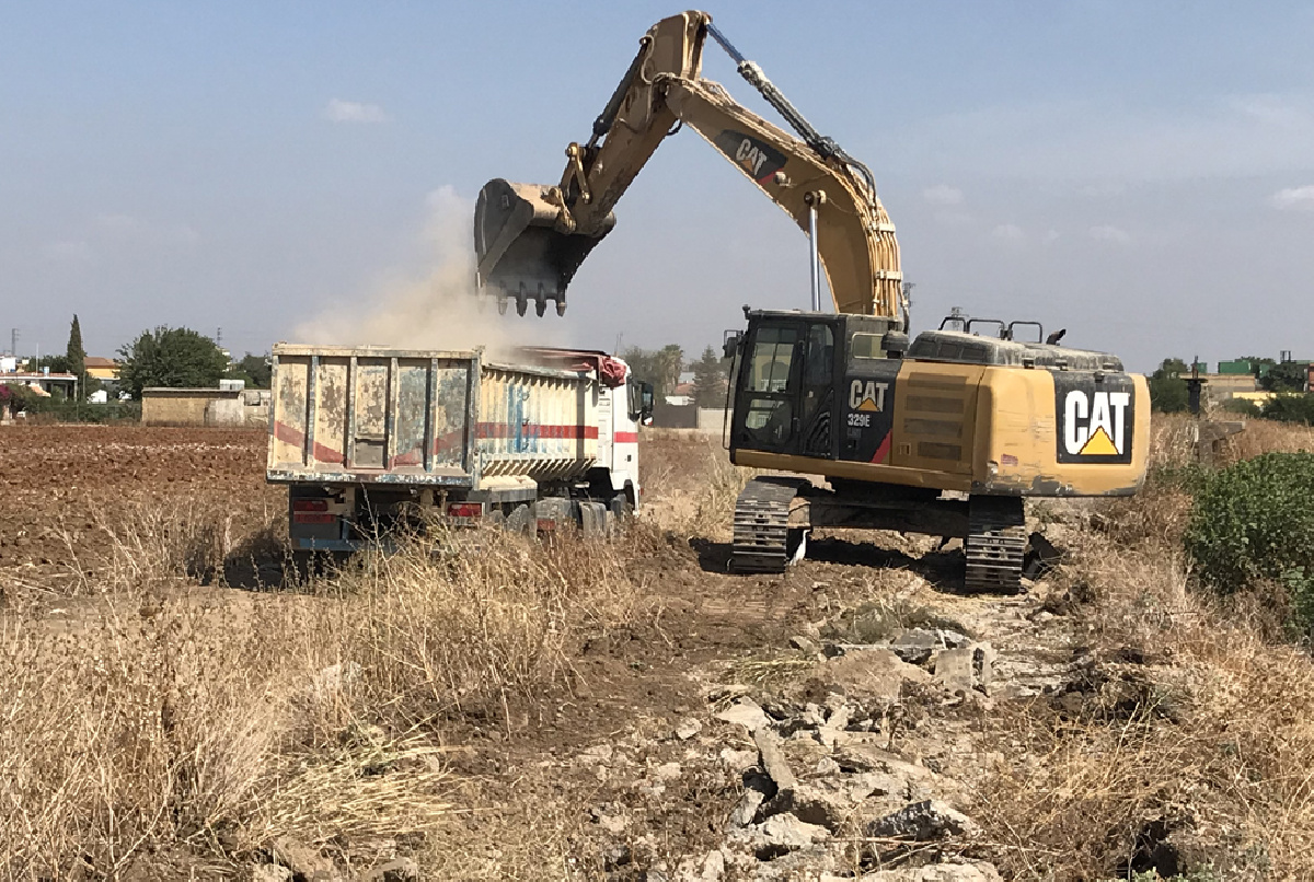 COMIENZAN LAS OBRAS DE DEMOLICIÓN DE LA ACEQUIA PRINCIPAL 15-J, EN CANTILLANA