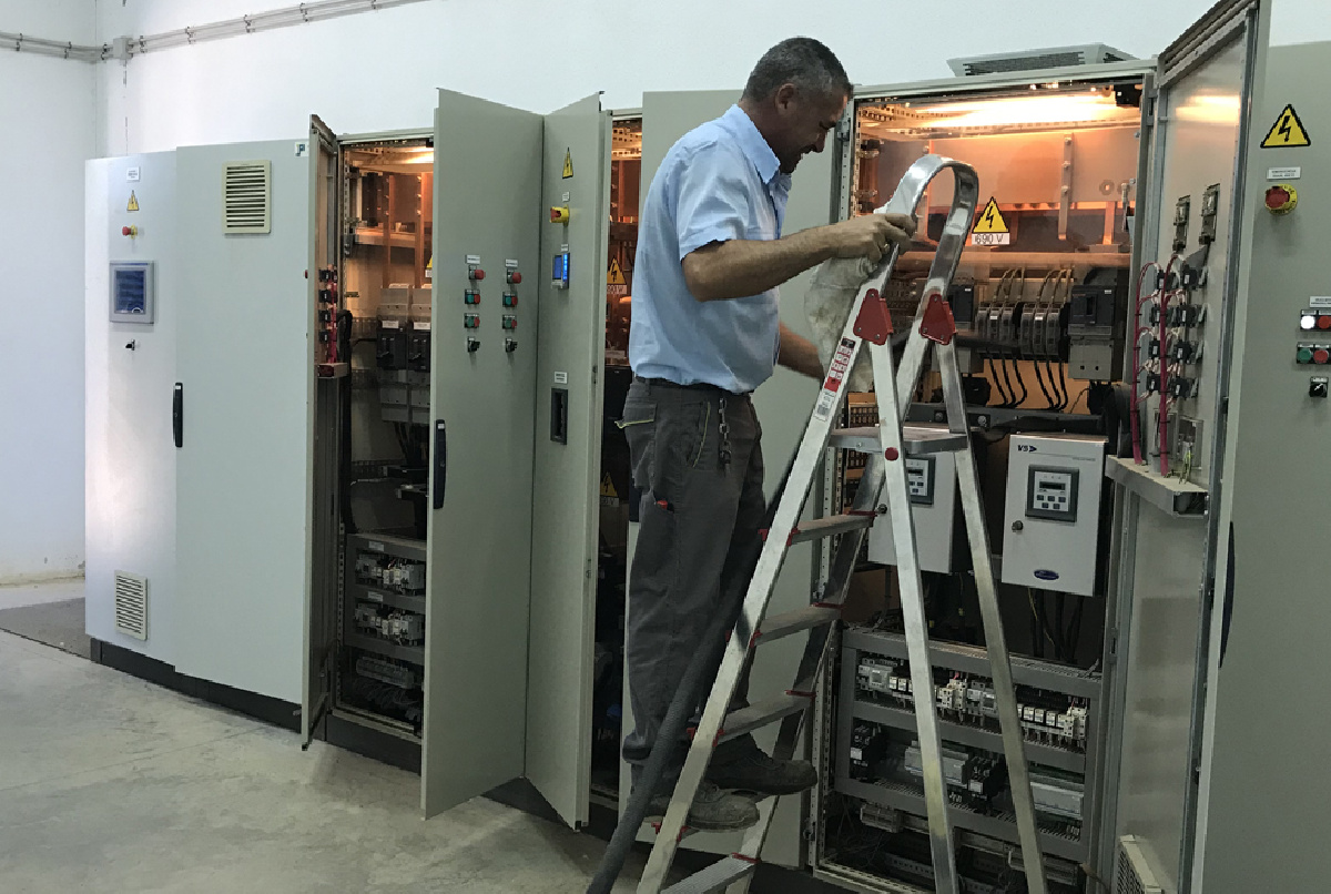 LA COMUNIDAD APROVECHA LA PARADA DE RIEGOS PARA DESARROLLAR DIFERENTES TAREAS DE MANTENIMIENTO