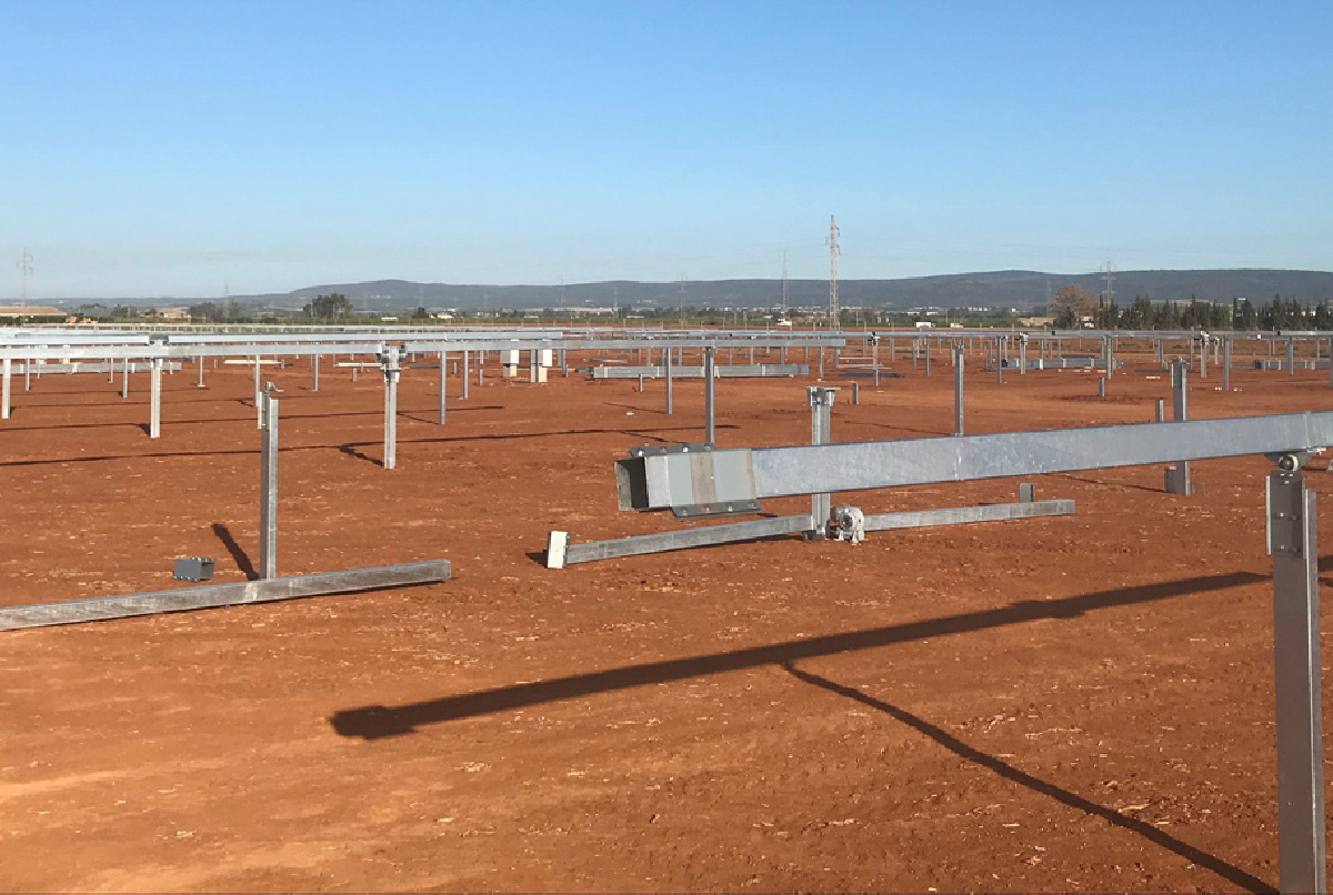 LA PLANTA SOLAR VA COBRANDO FORMA TRAS EL HINCADO DE LOS PILARES