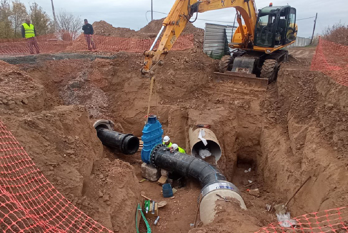 Iniciadas las obras de sustitución de un tramo de tubería principal una vez se ha suscrito el acuerdo con el Ayuntamiento de La Rinconada
