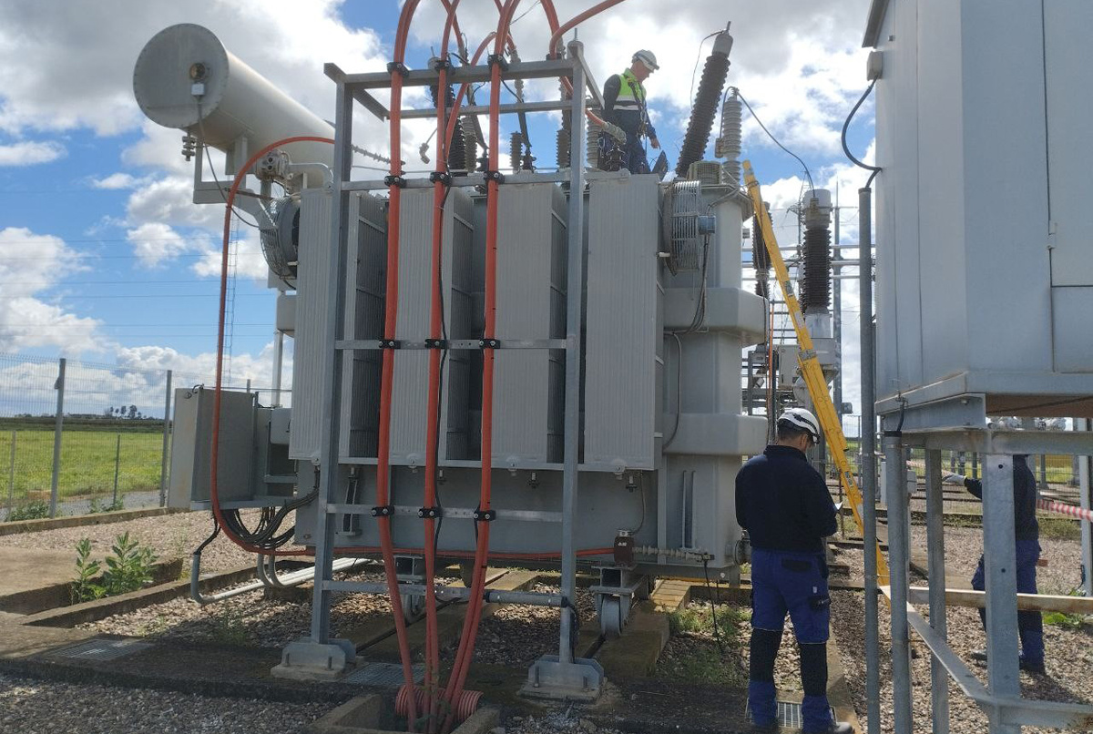 Revisión de la subestación eléctrica y de los transformadores instalados en la planta solar