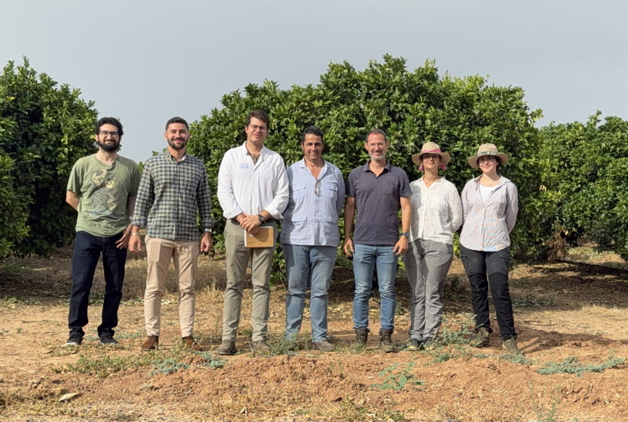 El proyecto ReDuCit avanza en campo: instalada la sensórica en la parcela experimental con el apoyo de nuestra Comunidad de Regantes