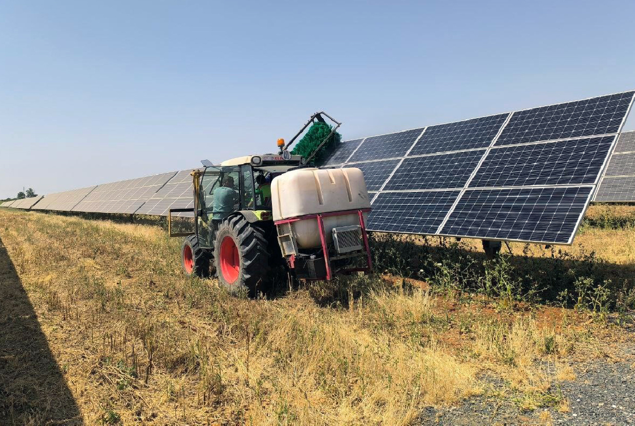 Trabajos de mantenimiento en la planta solar y su entorno