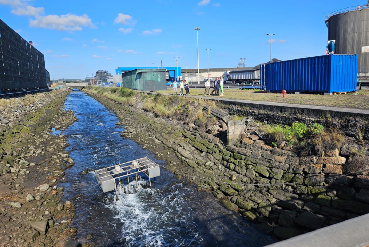 Visita a la planta piloto de HY4RES para uso portuario, que combina las energías eólica, solar e hidráulica